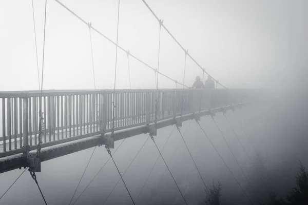 The Mile High Swinging Bridge dans le brouillard, à Grandfather Mountain, N — Photo