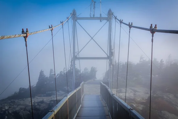 The Mile High Swinging Bridge in fog, at Grandfather Mountain, N — Stock Photo, Image