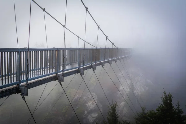 The Mile High Swinging Bridge in fog, at Grandfather Mountain, N — Stock Photo, Image