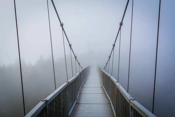 Η γέφυρα μίλι υψηλό Swinging από ομίχλη, στο βουνό ο παππούς, N — Φωτογραφία Αρχείου