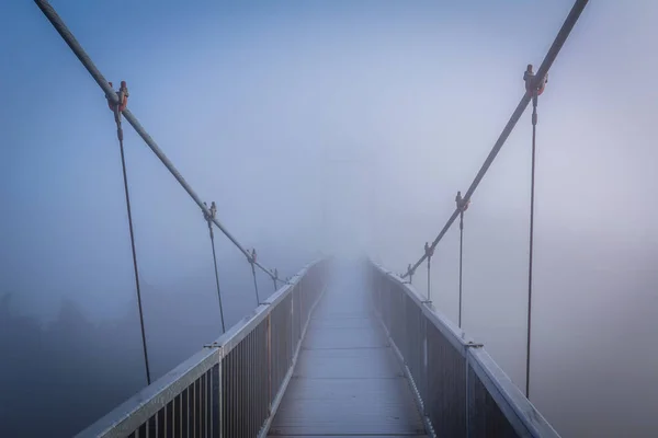 Die kilometerhohe Schwingbrücke im Nebel, am Großvater Berg, n — Stockfoto