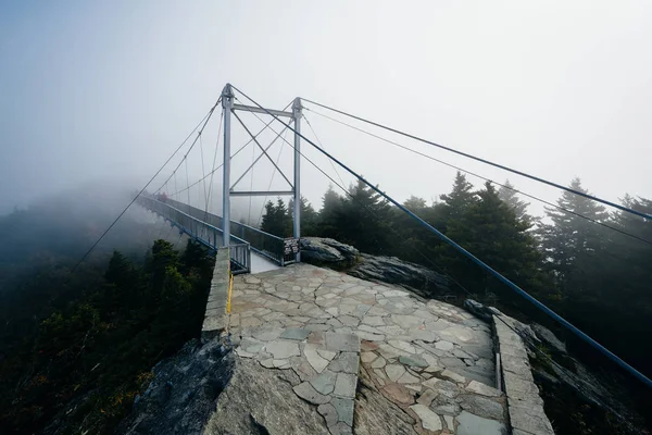 The Mile High Swinging Bridge in fog, at Grandfather Mountain, N — Stock Photo, Image