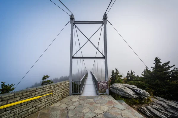 The Mile High Swing Bridge in fog, at Grandfather Mountain, N — стоковое фото