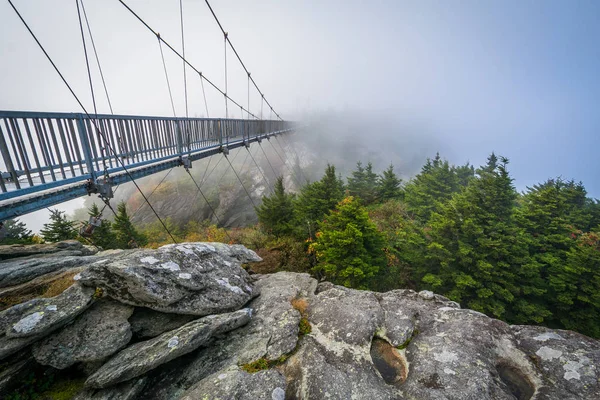 The Mile High Swinging Bridge in fog, at Grandfather Mountain, N — Stock Photo, Image