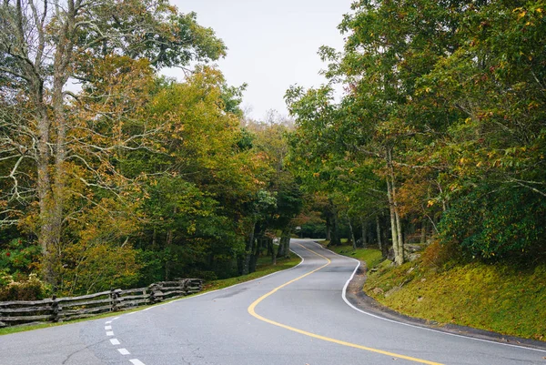 A estrada para a Montanha do Avô, na Montanha do Avô, Norte — Fotografia de Stock