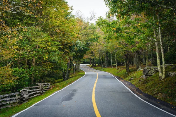 A estrada para a Montanha do Avô, na Montanha do Avô, Norte — Fotografia de Stock