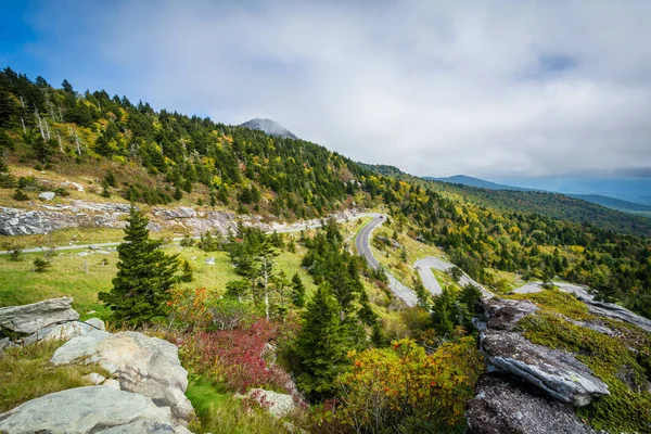 Vista das Montanhas Blue Ridge e estrada para o avô Mountai — Fotografia de Stock