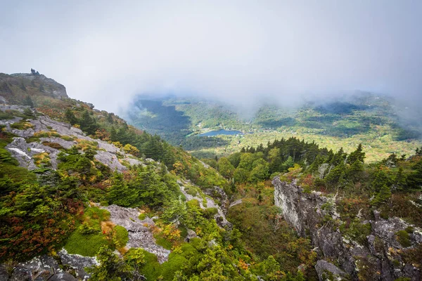 Vue sur le paysage accidenté de la montagne Grand-père, près de Linvi — Photo