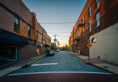 Lewis Sokağı'nda günbatımı, şehir Greensboro, North Carolina.