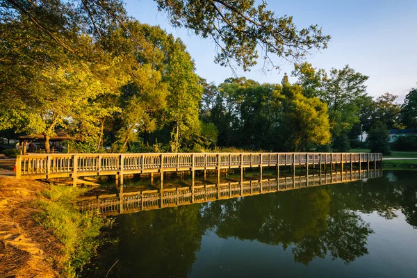 Boardwalk at Roosevelt Wilson Park, in Davidson, North Carolina. — Stock Photo, Image