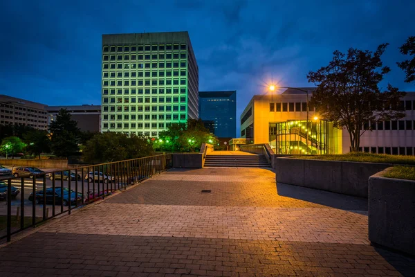 Buildings and walkway in downtown at night, in Winston-Salem, No — Stock Photo, Image