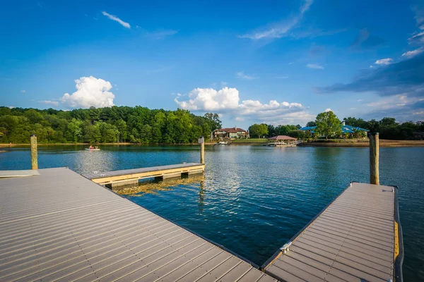 Liegeplätze am Ufer des Lake Norman, am Ramsey Creek Park, in Mais — Stockfoto