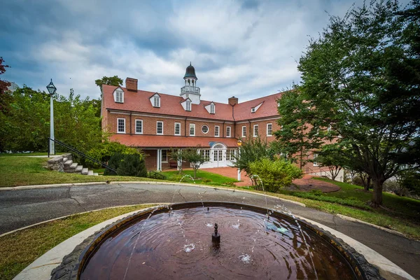Fonte e edifício no Salem College, em Winston-Salem, Norte — Fotografia de Stock