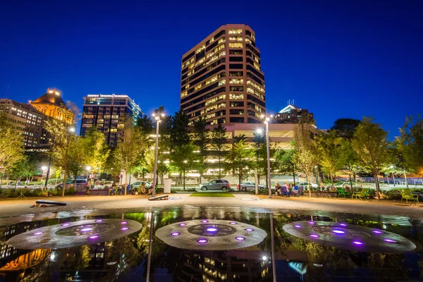 Fontäner och byggnader på Lebauer Park på natten, i centrala Gr — Stockfoto