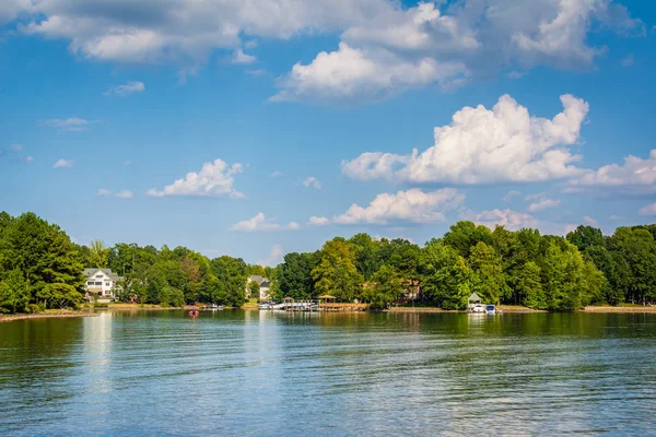 Lago Norman, no Jetton Park, em Cornelius, Carolina do Norte . — Fotografia de Stock