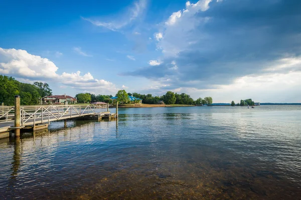 Lago Norman, no Ramsey Creek Park, em Cornelius, Carolina do Norte . — Fotografia de Stock