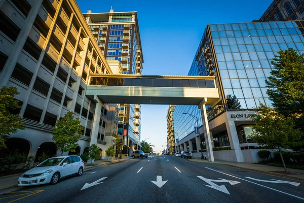 Modern buildings and Friendly Avenue, in downtown Greensboro, No — Stock Photo, Image