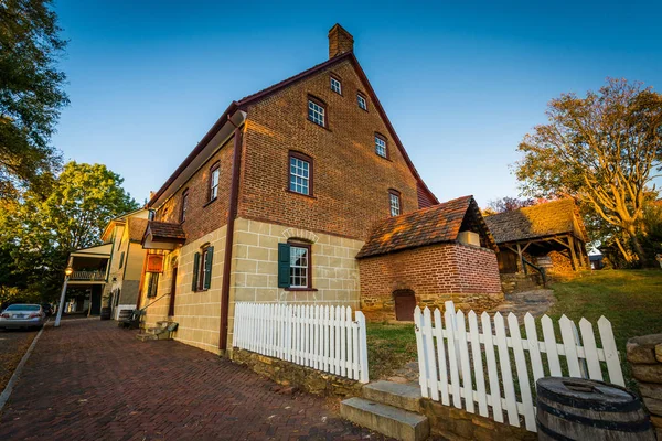 Old brick house in the Old Salem Historic District, in Winston-S — Stock Photo, Image