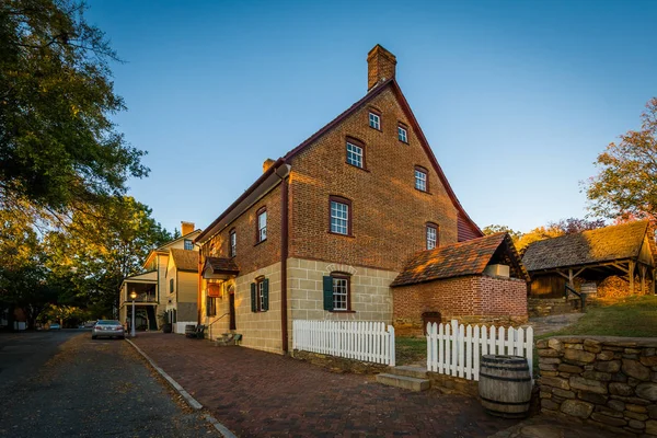 Old brick house in the Old Salem Historic District, in Winston-S — Stock Photo, Image