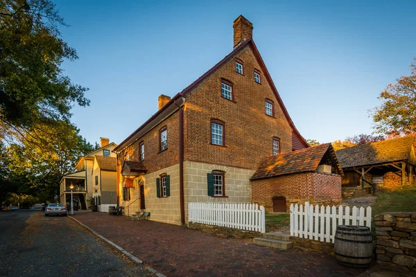 Old brick house in the Old Salem Historic District, in Winston-S — Stock Photo, Image