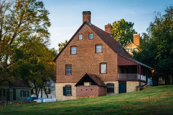 Vecchia casa in mattoni nel quartiere storico di Old Salem, a Winston-S — Foto Stock