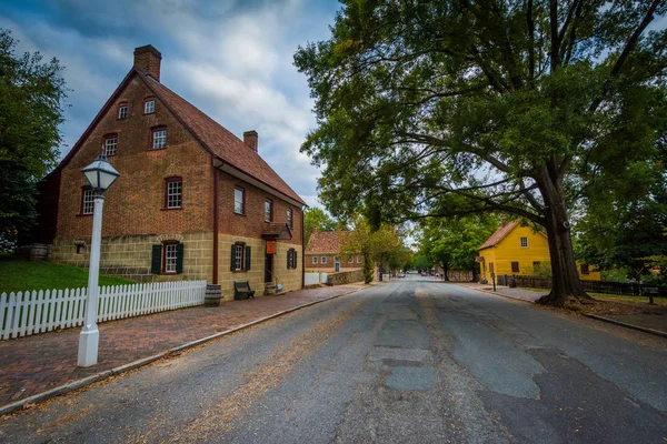 Old houses along Main Street in the Old Salem Historic District, — Stock Photo, Image