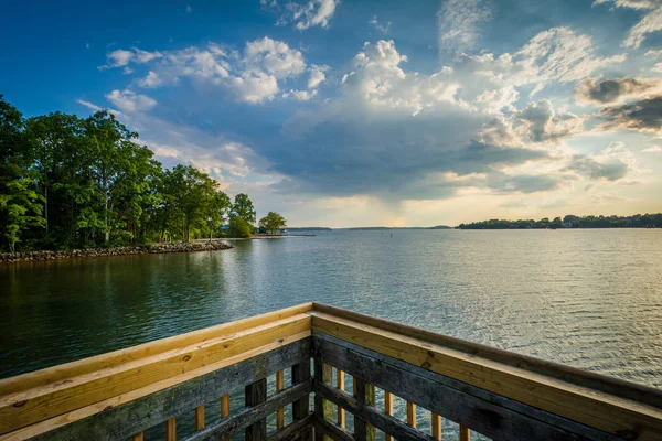 Pier und dramatischer Himmel über dem Lake Norman, im Ramsey Creek Park in — Stockfoto