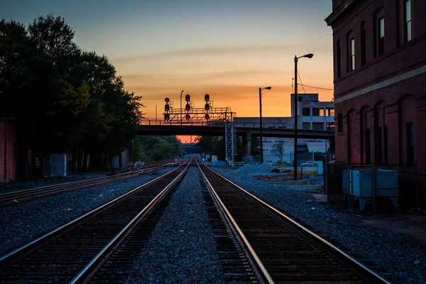 Railroad tracks i solnedgången, i centrala Greensboro, North Carolin — Stockfoto