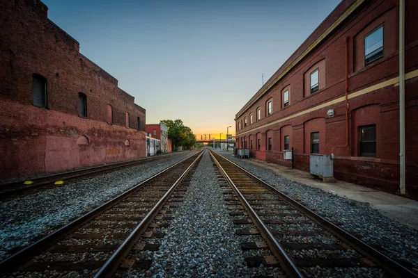 Torów kolejowych o zachodzie słońca, w centrum miasta Greensboro, North Carolin — Zdjęcie stockowe