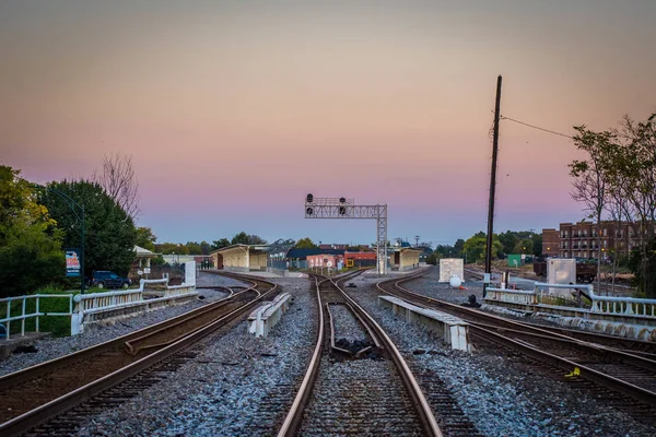 Железнодорожные пути на закате, в центре Гринсборо, Северная Каролина — стоковое фото