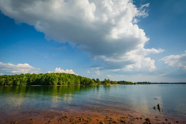 Costa rochosa do Lago Norman, no Jetton Park, em Cornelius, Norte — Fotografia de Stock