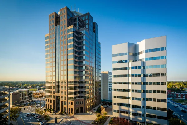Vista de edifícios modernos no centro de Greensboro, Carolina do Norte . — Fotografia de Stock