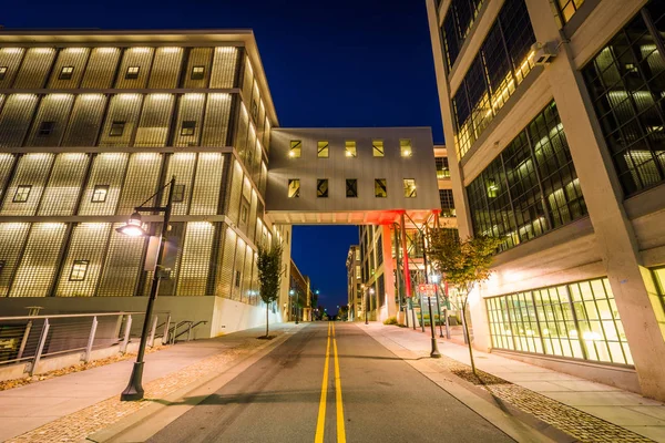 Vine Street di notte, a Winston-Salem, Carolina del Nord . — Foto Stock