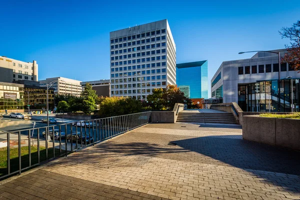 Walkway and buildings in downtown Winston-Salem, North Carolina. — Stock Photo, Image