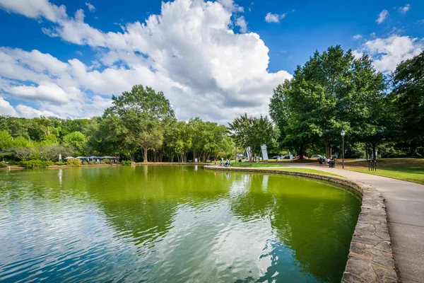 Beautiful clouds over the lake at Freedom Park, in Charlotte, No — Stock Photo, Image