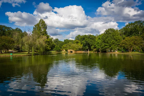 Vackra moln speglar sig i sjön vid Freedom Park, i röding — Stockfoto