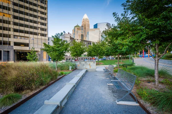 Bänkar på Romare Bearden Park, i Uptown Charlotte, North Carol — Stockfoto