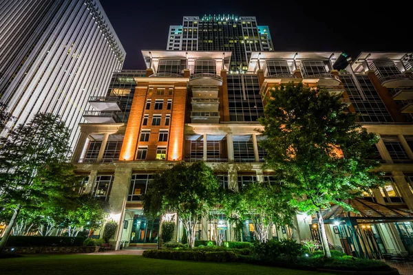 Edificios en The Green por la noche en Uptown Charlotte, North Carol — Foto de Stock