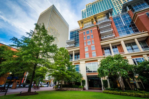 Edifícios no The Green em Uptown Charlotte, Carolina do Norte . — Fotografia de Stock