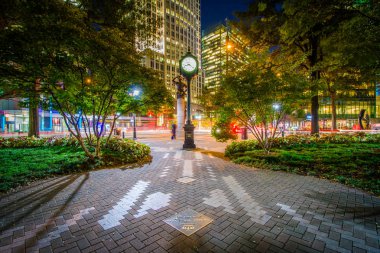 Saat ve modern binalar içinde şehir merkezinde Charlotte, Kuzey Karolina.