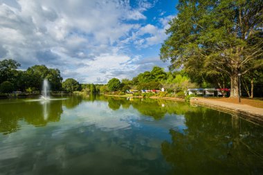 Özgürlük Parkı, Charlotte, Kuzey Caroli gölde çeşme