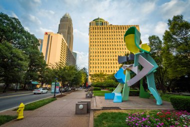 Bahçeleri, heykel ve modern binalar şehir dışına Charlotte, ne de