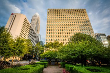 Bahçeleri ve modern binalar içinde şehir merkezinde Charlotte, Kuzey Karolina