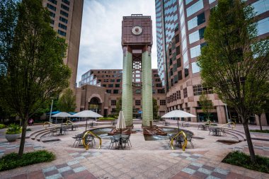 Modern binalar ve Çeşme ve şehir dışına Cha tablolarda park