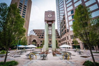 Modern binalar ve Çeşme ve şehir dışına Cha tablolarda park