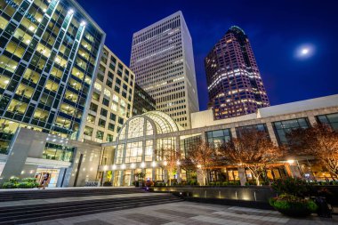 Gece, şehir dışına Charlotte, Kuzey Carolina'da modern binalar.