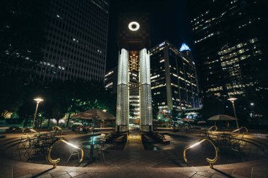 Yaya plaza ve modern binalar gece, şehir dışına Charlo