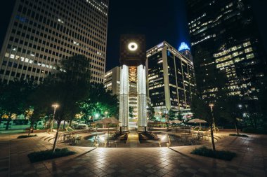 Yaya plaza ve modern binalar gece, şehir dışına Charlo