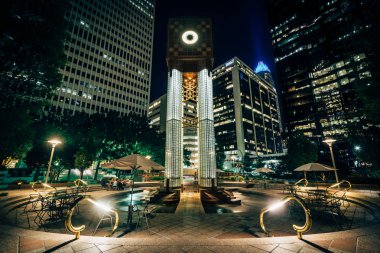 Yaya plaza ve modern binalar gece, şehir dışına Charlo