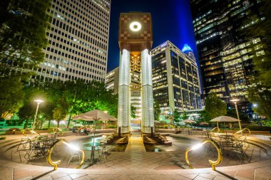 Yaya plaza ve modern binalar gece, şehir dışına Charlo